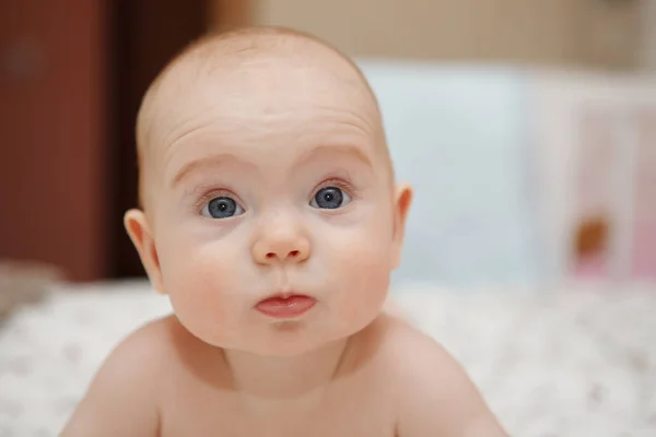 美丽的五个月蓝眼睛的女婴躺在她的肚子上 她的脸上的各种情绪 婴儿的样子 产妇护理 — 图库照片