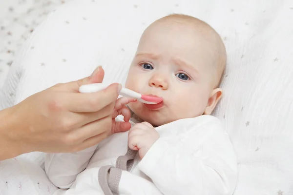 Hermosa Niña Encantadora Cinco Meses Comiendo Con Una Cuchara Comida —  Fotos de Stock