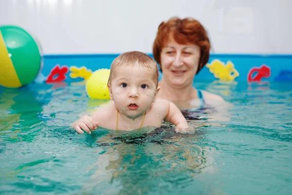 Havuzda bebek egzersizleri ile Anne.