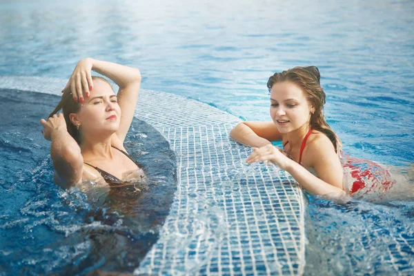 İki genç mutlu güzel seksi kadın.