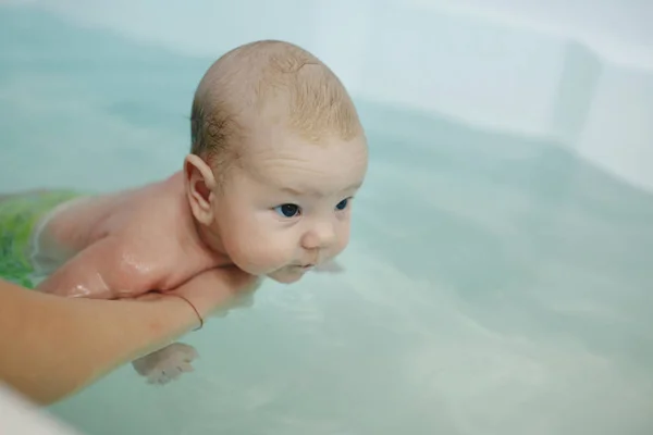 Madre bañando a su hijo . —  Fotos de Stock