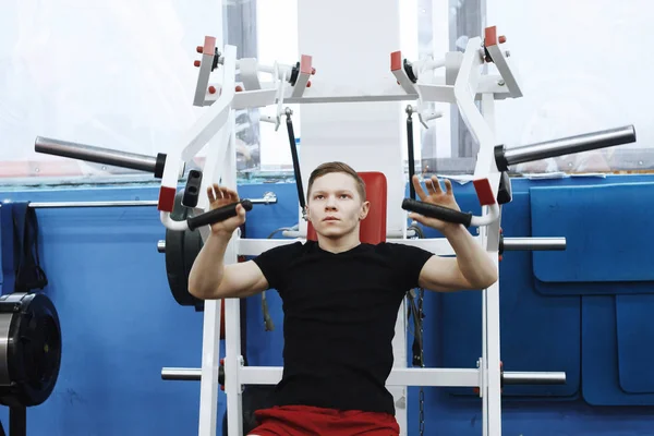 Retrato de un hombre guapo haciendo ejercicios de flexiones con una mano — Foto de Stock