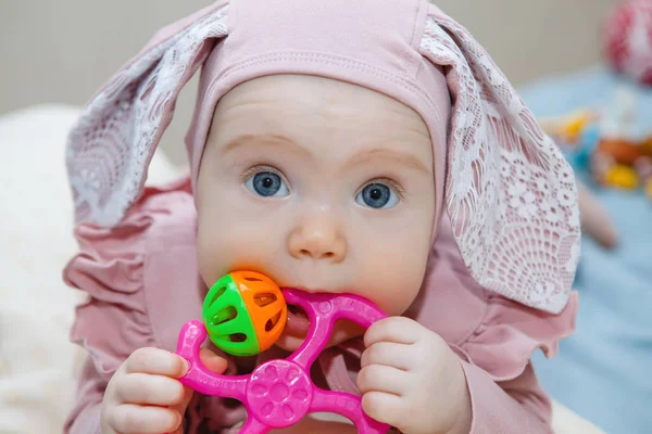 Retrato de um bebê bonito em um chapéu rosa com orelhas . — Fotografia de Stock