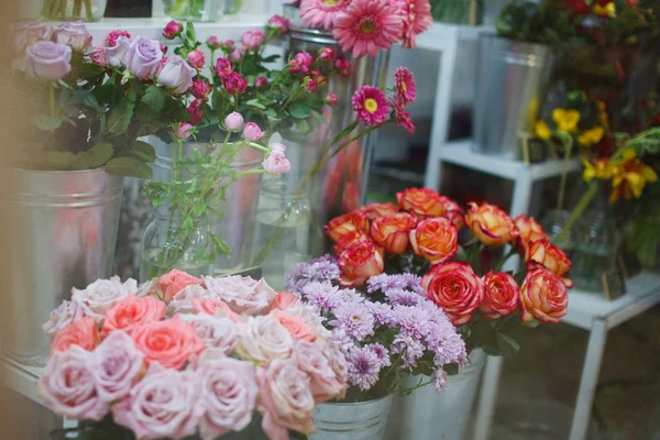 Vitrin çiçekçi dükkanı. Güller, krizantemler, buket içinde gerberas — Stok fotoğraf