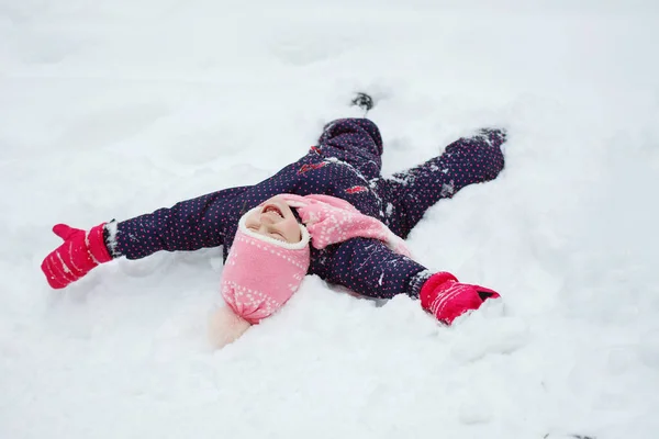 Chica joven que representa a un ángel de nieve . —  Fotos de Stock