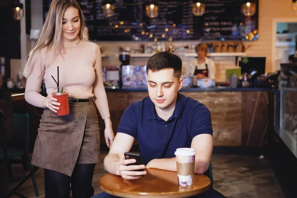 Bir kafede güzel garson ve sevimli adam.