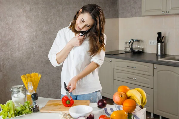 Mutfakta sebze doğrayan bir kadın..