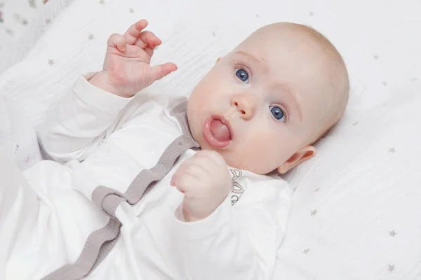 Hermosa Niña Encantadora Cinco Meses Comiendo Con Una Cuchara Comida —  Fotos de Stock