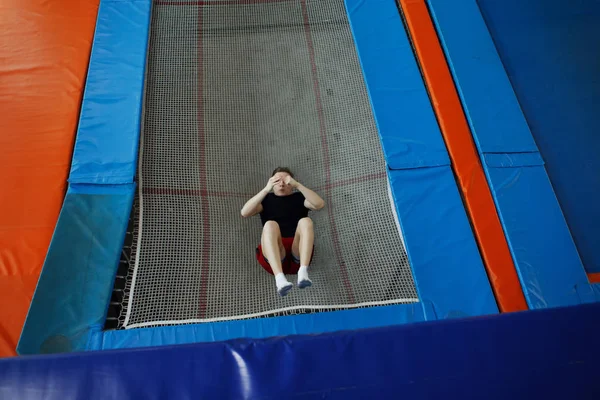 Bir trambolin üzerinde atlama genç adam.