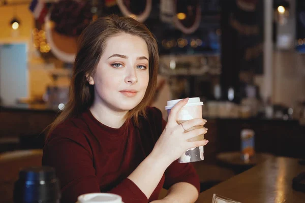 Красивая женщина сидит в кафе . — стоковое фото