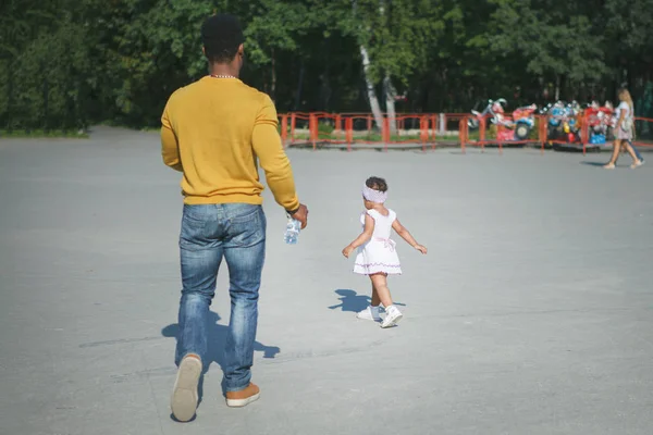 Babamın Afrikalı kot pantolon ve sarı bir t-shirt fry daughte için çalışır