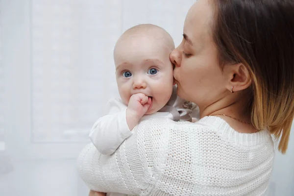 Fiatal Boldog Szerető Anya Csókolgatja Kislányát Ablaknak Támaszkodva Anyai Gondoskodás — Stock Fotó