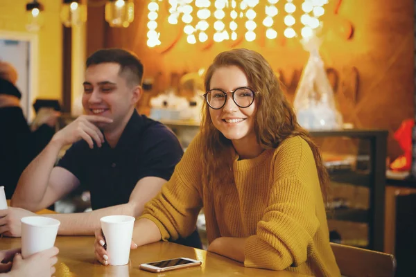 İki genç yakışıklı öğrenci kahve içiyor. — Stok fotoğraf