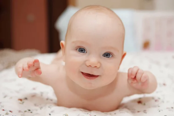 Hermosa Bebé Cinco Meses Ojos Azules Niña Acostada Sobre Estómago —  Fotos de Stock