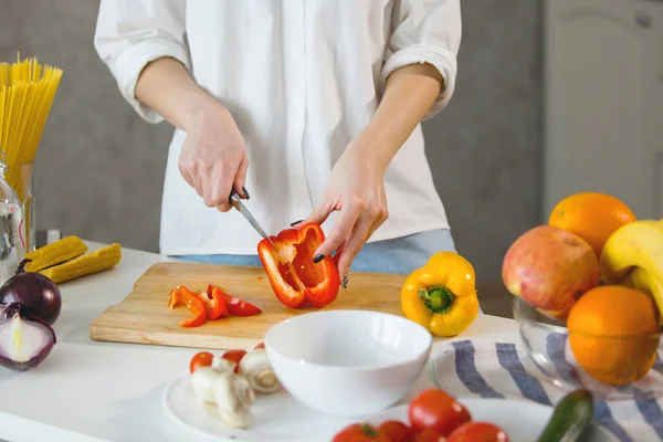 Kobieta ręce cięcia warzyw w kuchni. — Zdjęcie stockowe