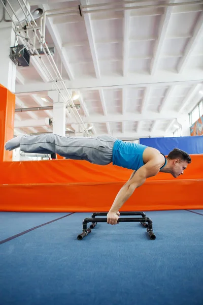 Belirgin bir kas ile genç adam.