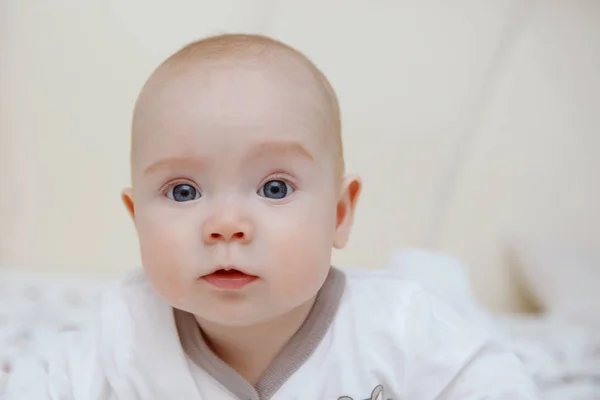 Hermosa Bebé Cinco Meses Ojos Azules Niña Acostada Sobre Estómago —  Fotos de Stock