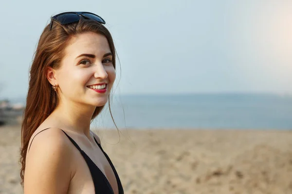 Young cute girl on the beach. — Stock Photo, Image