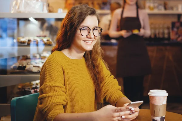 Kafede genç güzel kadın ve garson.