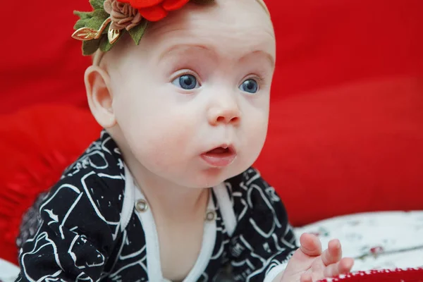 Hermosa Niña Cinco Meses Con Una Flor Vestido Cabeza Sobre —  Fotos de Stock