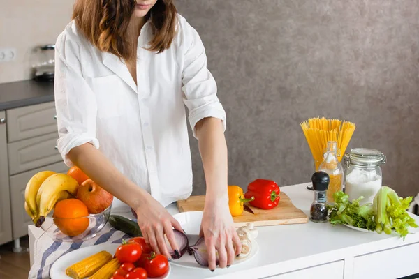 Kobieta ręce krojenie warzyw. — Zdjęcie stockowe