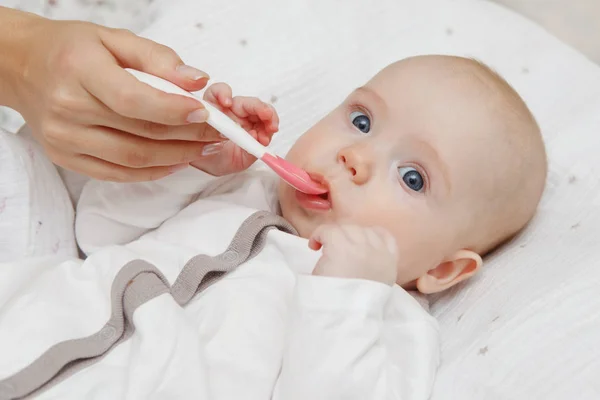 Hermosa Niña Encantadora Cinco Meses Comiendo Con Una Cuchara Comida —  Fotos de Stock