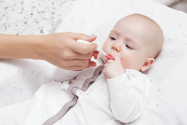 Hermosa Niña Encantadora Cinco Meses Comiendo Con Una Cuchara Comida —  Fotos de Stock