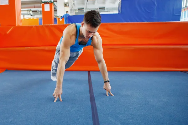 Belirgin bir kas ile genç adam.