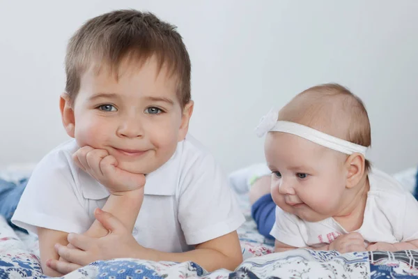 Baby girl and boy brother. — Stock Photo, Image