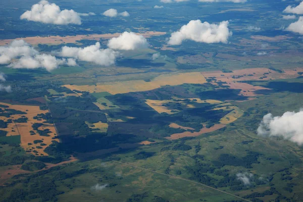 Paisagem, a superfície da terra através das nuvens de um — Fotografia de Stock