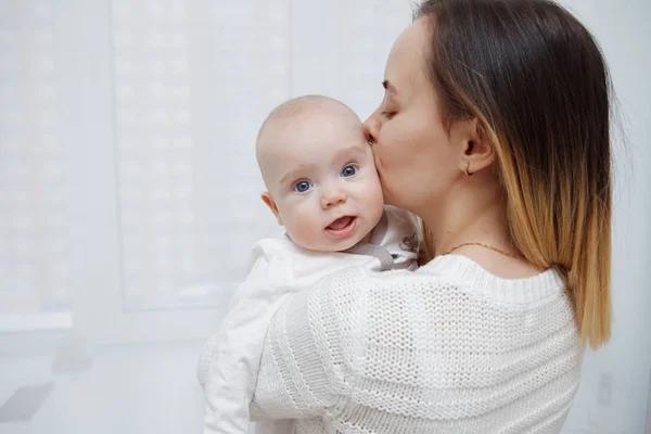 Ung Lycklig Kärleksfull Mor Leker Kysser Sin Dotter Armarna Mot — Stockfoto