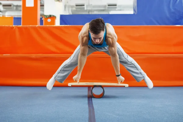 Joven con una musculatura pronunciada . — Foto de Stock