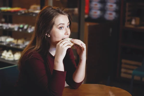 Молодая, красивая женщина ест сэндвич . — стоковое фото