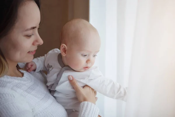Ung Glad Kärleksfull Mamma Leker Med Baby Händerna Mot Fönstret — Stockfoto