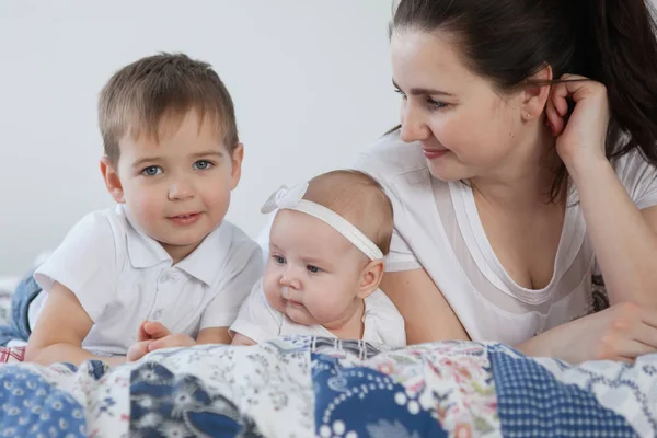 Madre, hija bebé e hijo niño se comunican y se divierten . —  Fotos de Stock
