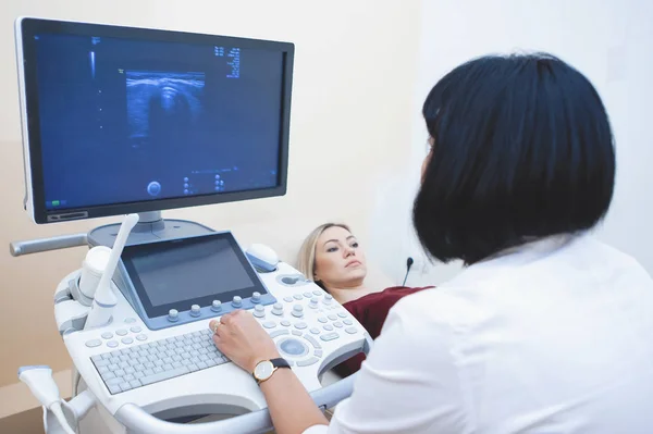 Ultraschalluntersuchung des Bauches in der Klinik. — Stockfoto