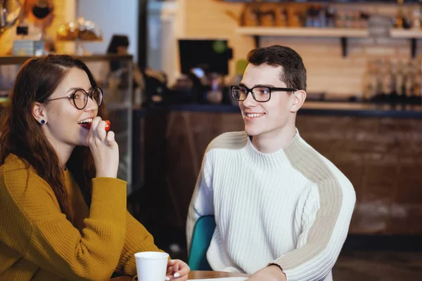İki sevimli genç erkek ve bir kafede bir kız.