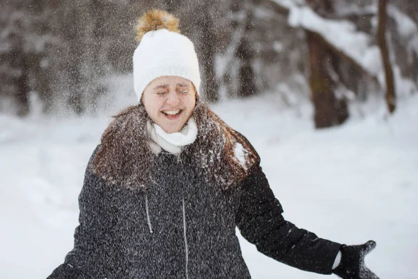 Mladá, hezká, veselá dlouhosrstá žena venku v zimě. — Stock fotografie