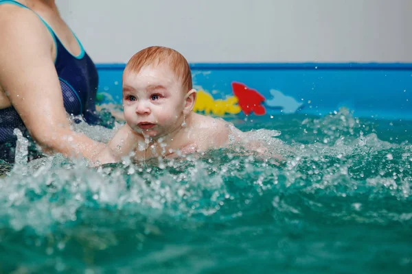 Havuzda bebek egzersizleri ile Anne.