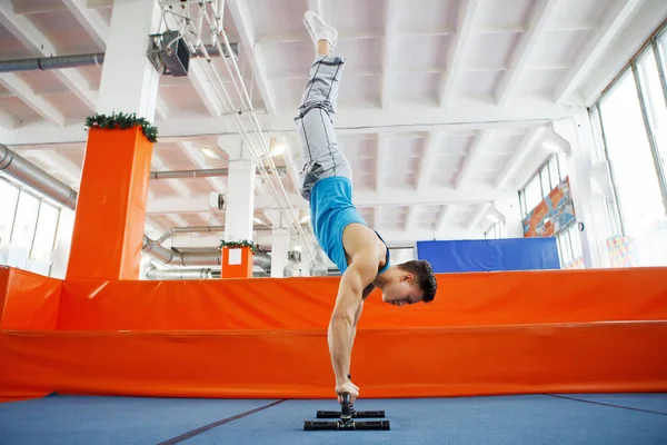 Belirgin bir kas ile genç adam.