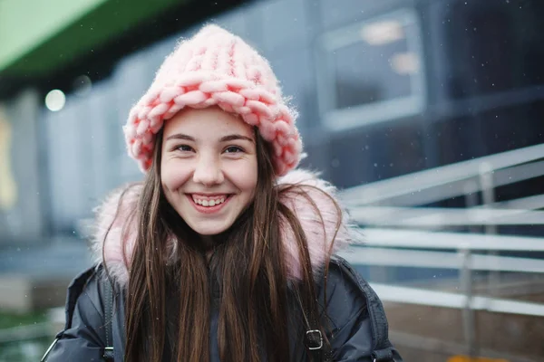Крупним планом портрет молодої дівчини-підлітка, що посміхається на відкритому повітрі . — стокове фото