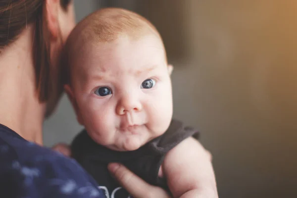 Bambino tra le braccia della madre . — Foto Stock