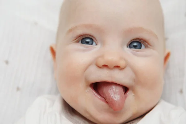 Lindo Bebé Cinco Meses Con Ojos Azules Miente Sonríe Muestra —  Fotos de Stock