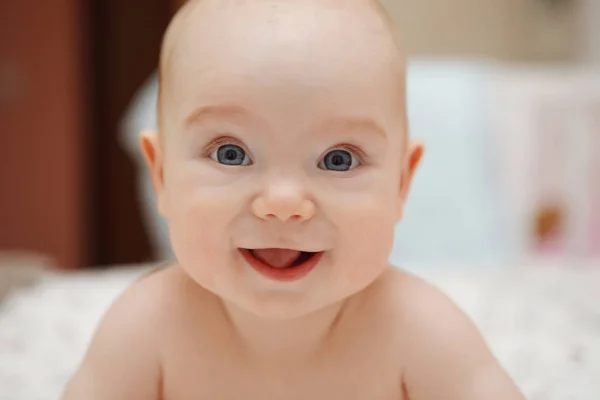 Bayi Perempuan Cantik Bermata Biru Lima Bulan Terbaring Perutnya Menunjukkan — Stok Foto