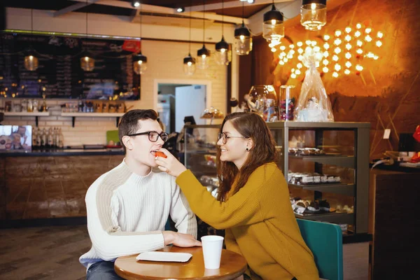 Два симпатичных юноши и девушка в кафе . — стоковое фото