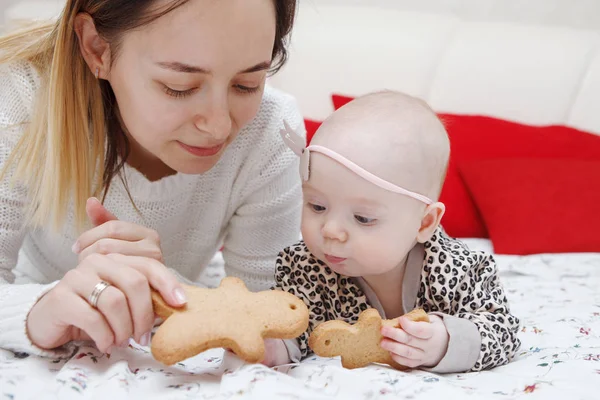 Giovane Madre Carina Bambina Con Fiore Testa Sono Sdraiati Sul — Foto Stock