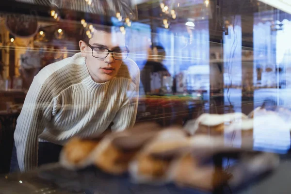 Jovem em um café . — Fotografia de Stock