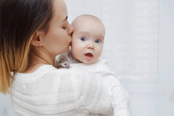 Jovem Mãe Amorosa Feliz Joga Beijos Sua Filha Bebê Seus — Fotografia de Stock