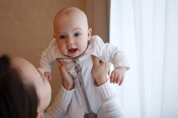 Giovane Madre Felice Amorevole Gioca Con Bambino Sulle Mani Contro — Foto Stock