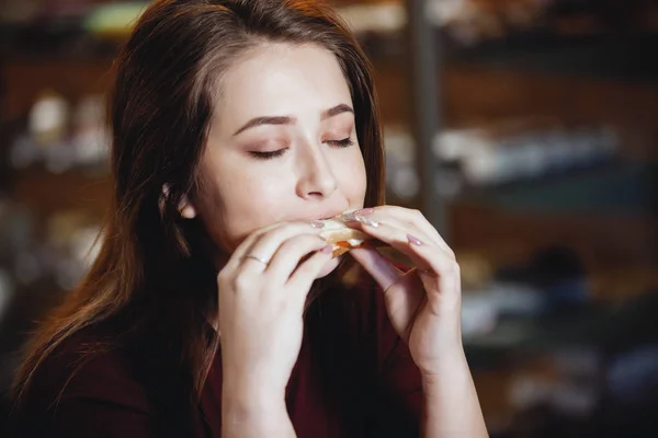 Joven, bonita mujer comiendo sándwich . — Foto de Stock